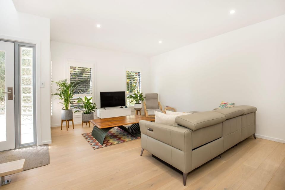 Bowers Nest Pet Friendly 2 Mins Walk to Beach House in Culburra Beach