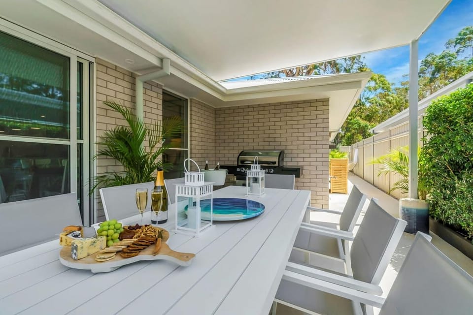 Oscar's Broulee Beach Luxury Coastal Living House in Broulee