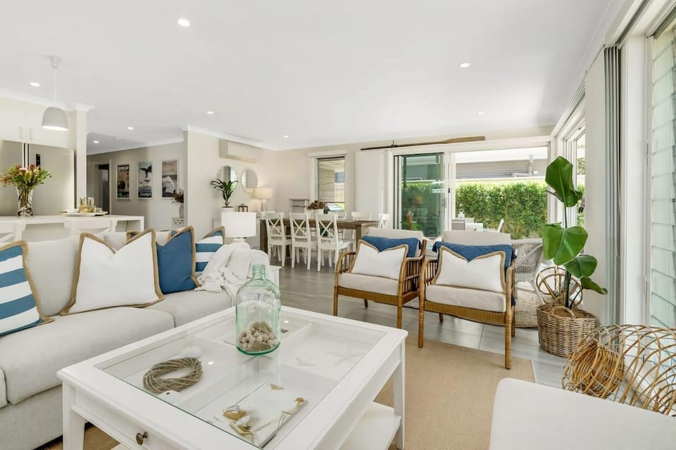Oscar's Broulee Beach Luxury Coastal Living House in Broulee