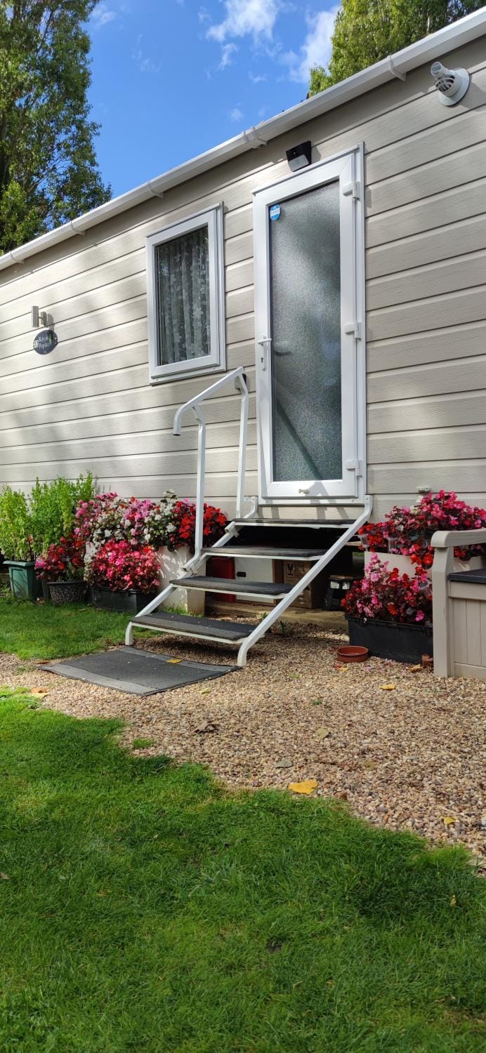 Billing Aquadrome ,2 bedrooms, Royale Poplar KM 12 Apartment in Northampton