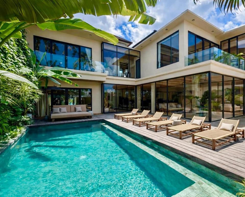 Villa Simba 4 BR Canggu Walking Distance to The Beach Villa in North Kuta