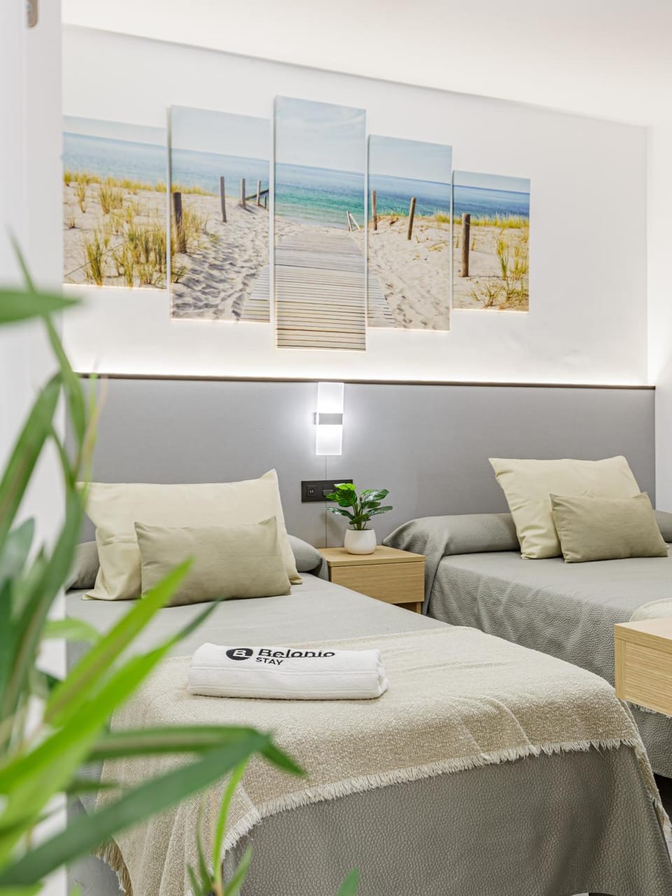 Bed, Photo of the whole room, Seating area, Bedroom, air conditioner