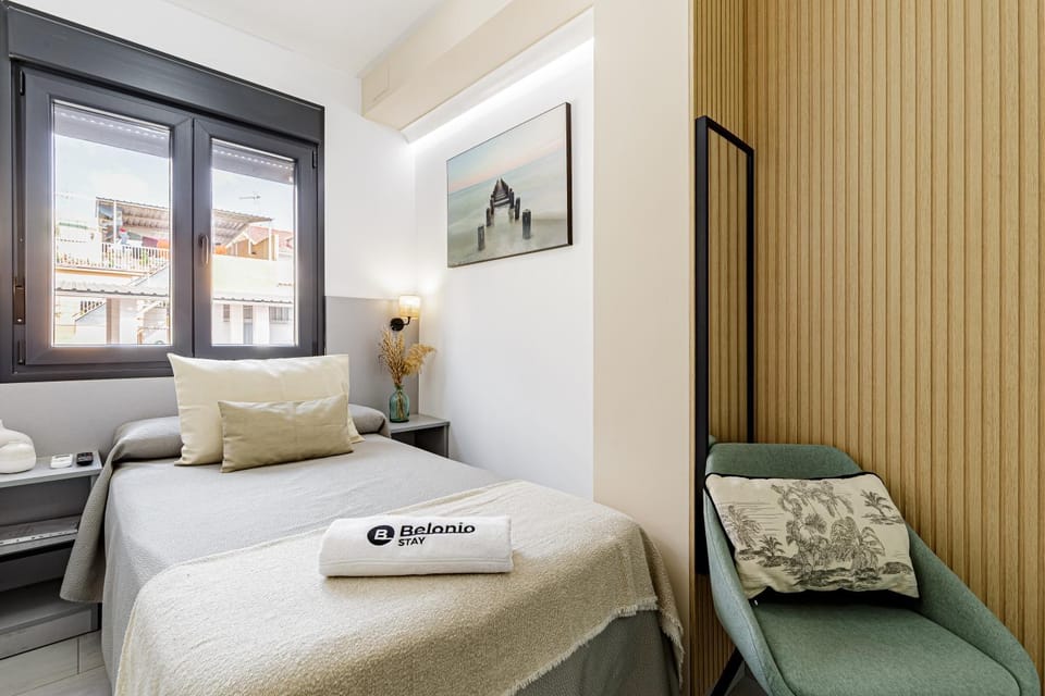 Bed, Photo of the whole room, Seating area, Bedroom, towels, air conditioner