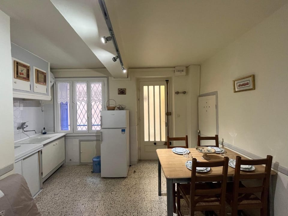 Kitchen or kitchenette, Dining area, stove