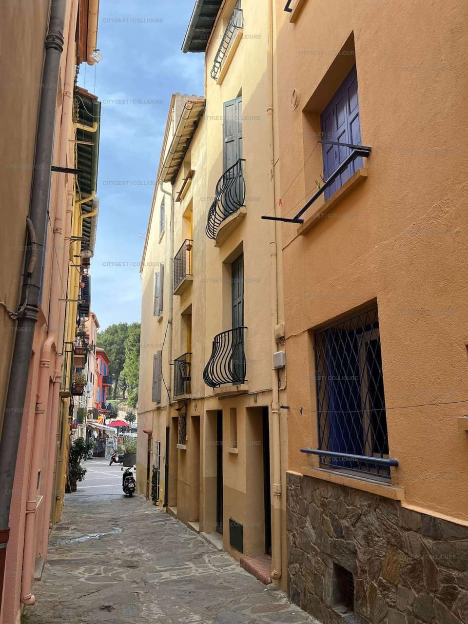 Property building, Facade/entrance, Neighbourhood, Street view
