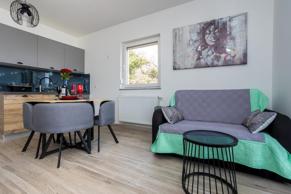 Kitchen or kitchenette, Living room, Seating area, Dining area