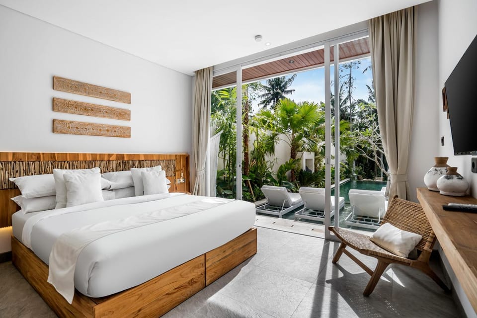 Bed, TV and multimedia, Bedroom