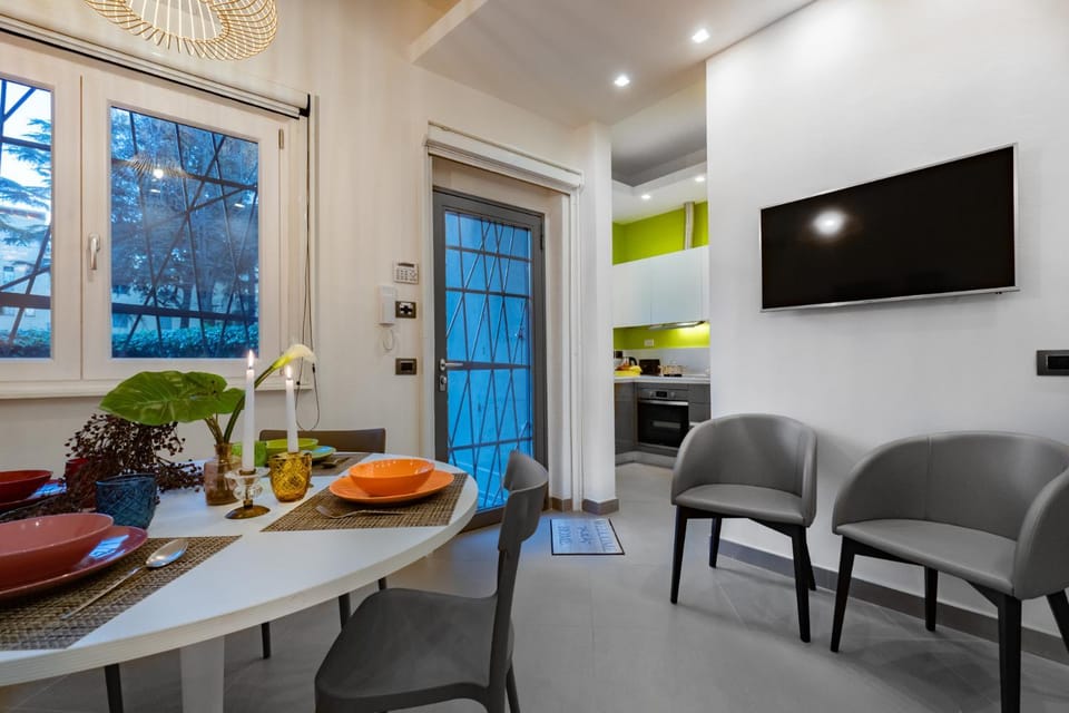 TV and multimedia, Kitchen or kitchenette, Living room, Seating area, Dining area