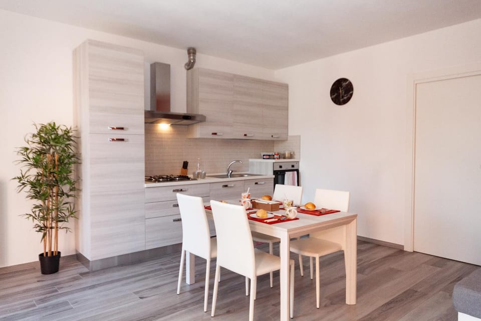 Kitchen or kitchenette, Dining area, pet friendly