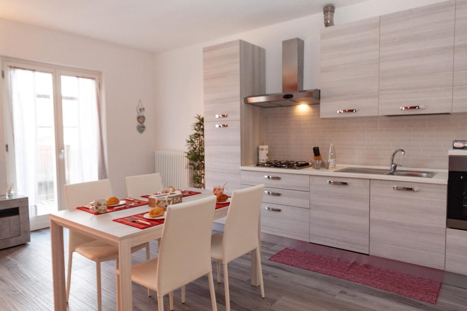 Kitchen or kitchenette, Dining area