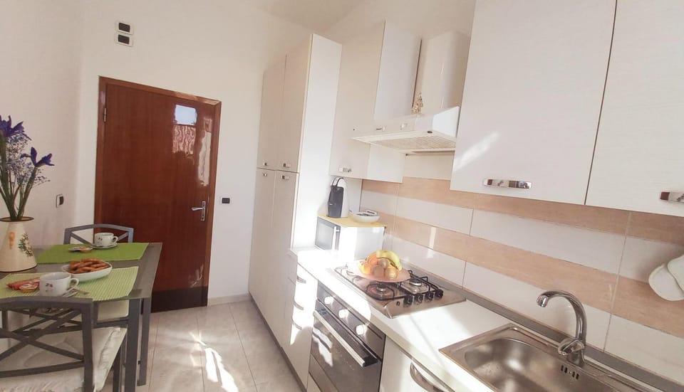 Kitchen or kitchenette, Dining area, minibar, oven, pet friendly, stove, toaster