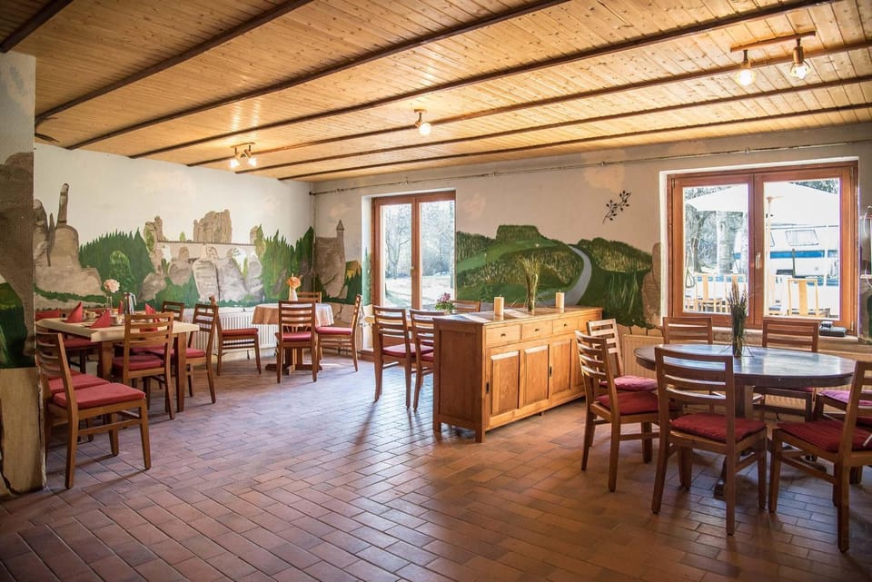 Restaurant/places to eat, Seating area