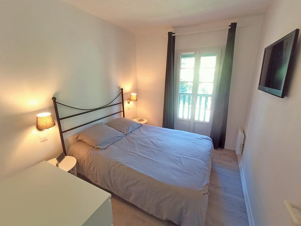 Bed, TV and multimedia, Photo of the whole room