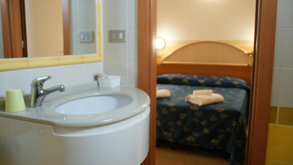 Bed, Bathroom, Photo of the whole room, Bedroom