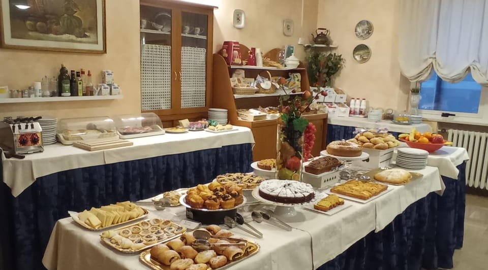 Food and drinks, Continental breakfast, Buffet breakfast