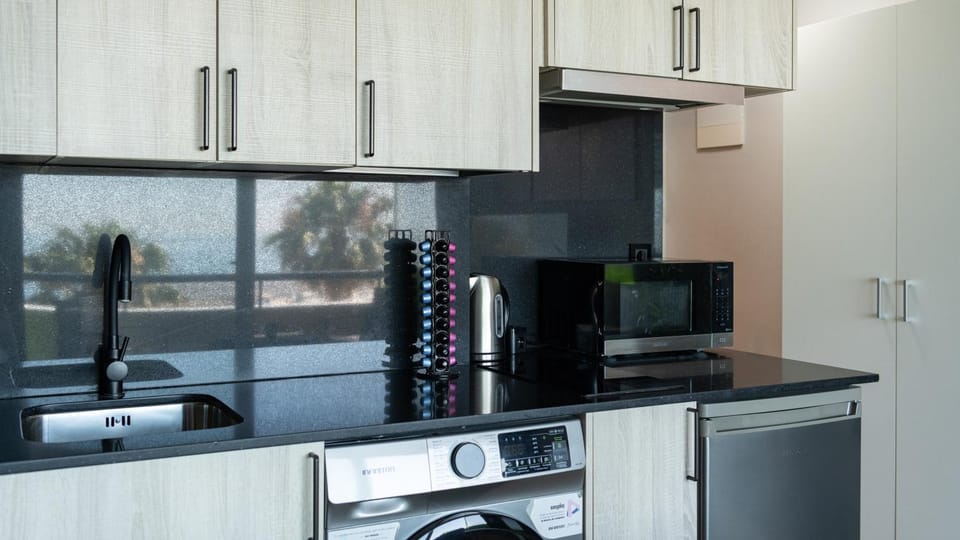 Coffee/tea facilities, Sea view, microwave, washing machine