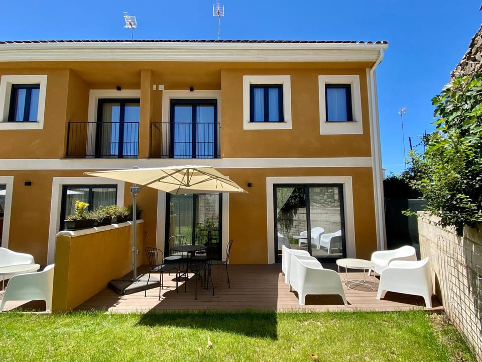Property building, Patio, Spring, Garden, Balcony/Terrace, Balcony/Terrace, Garden view