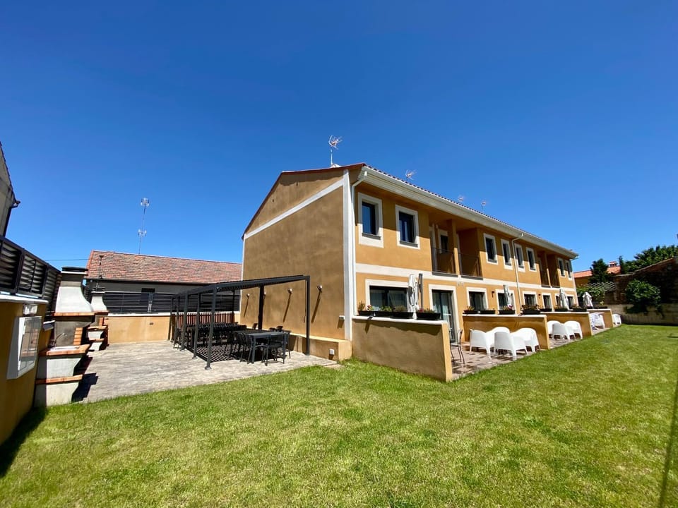 Property building, BBQ facilities, Garden, Balcony/Terrace, Dining area, Garden view
