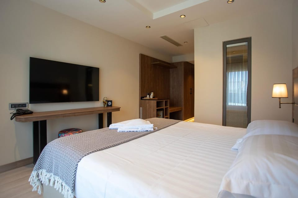 Photo of the whole room, Bedroom, Pool view