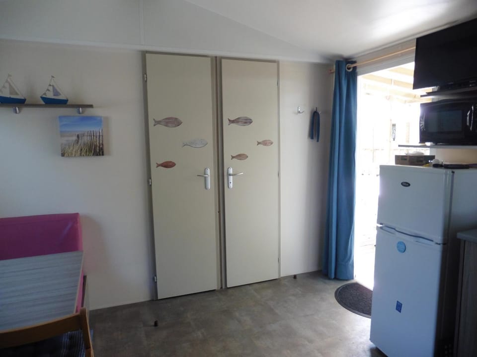 Facade/entrance, TV and multimedia, Kitchen or kitchenette