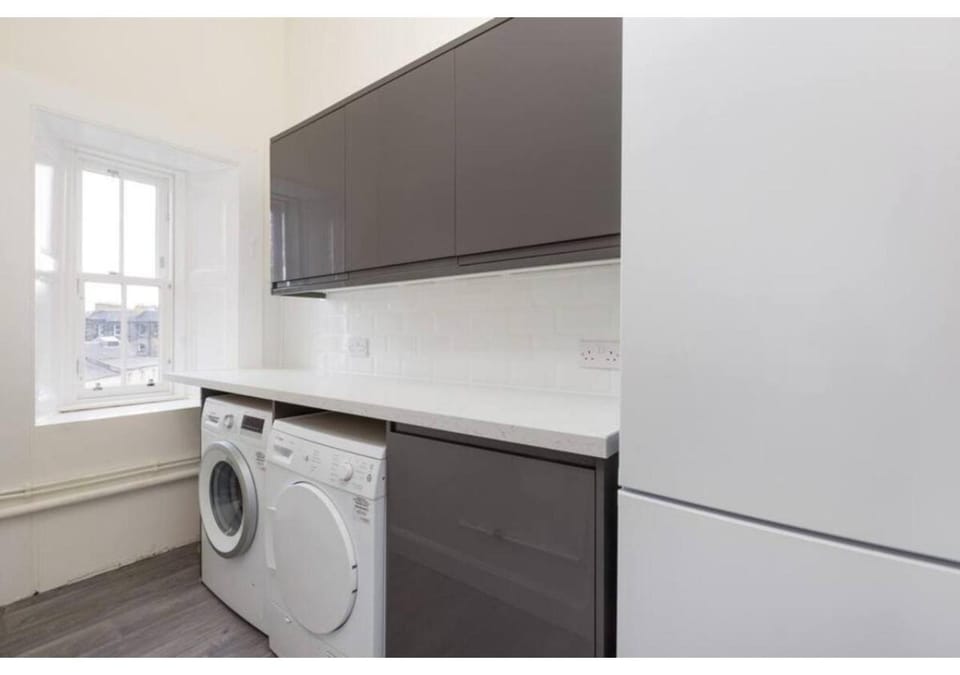 Kitchen or kitchenette, washing machine