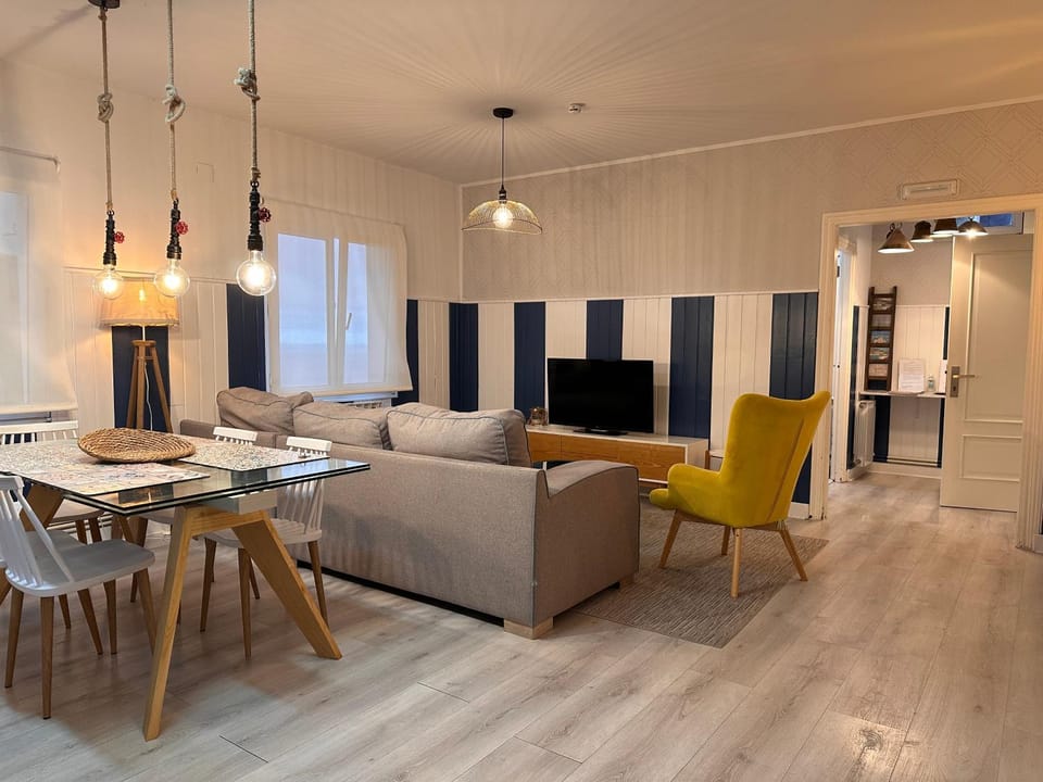 Kitchen or kitchenette, Living room, Seating area, Dining area
