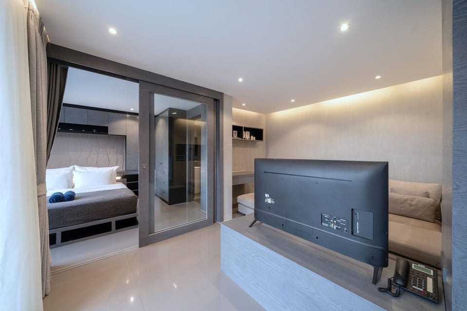 Bed, TV and multimedia, Living room, Photo of the whole room, Seating area
