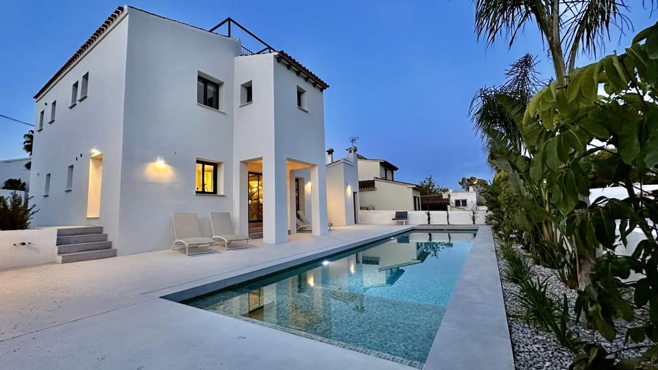 Property building, Lounge or bar, Garden view, Pool view, Swimming pool, sunbed