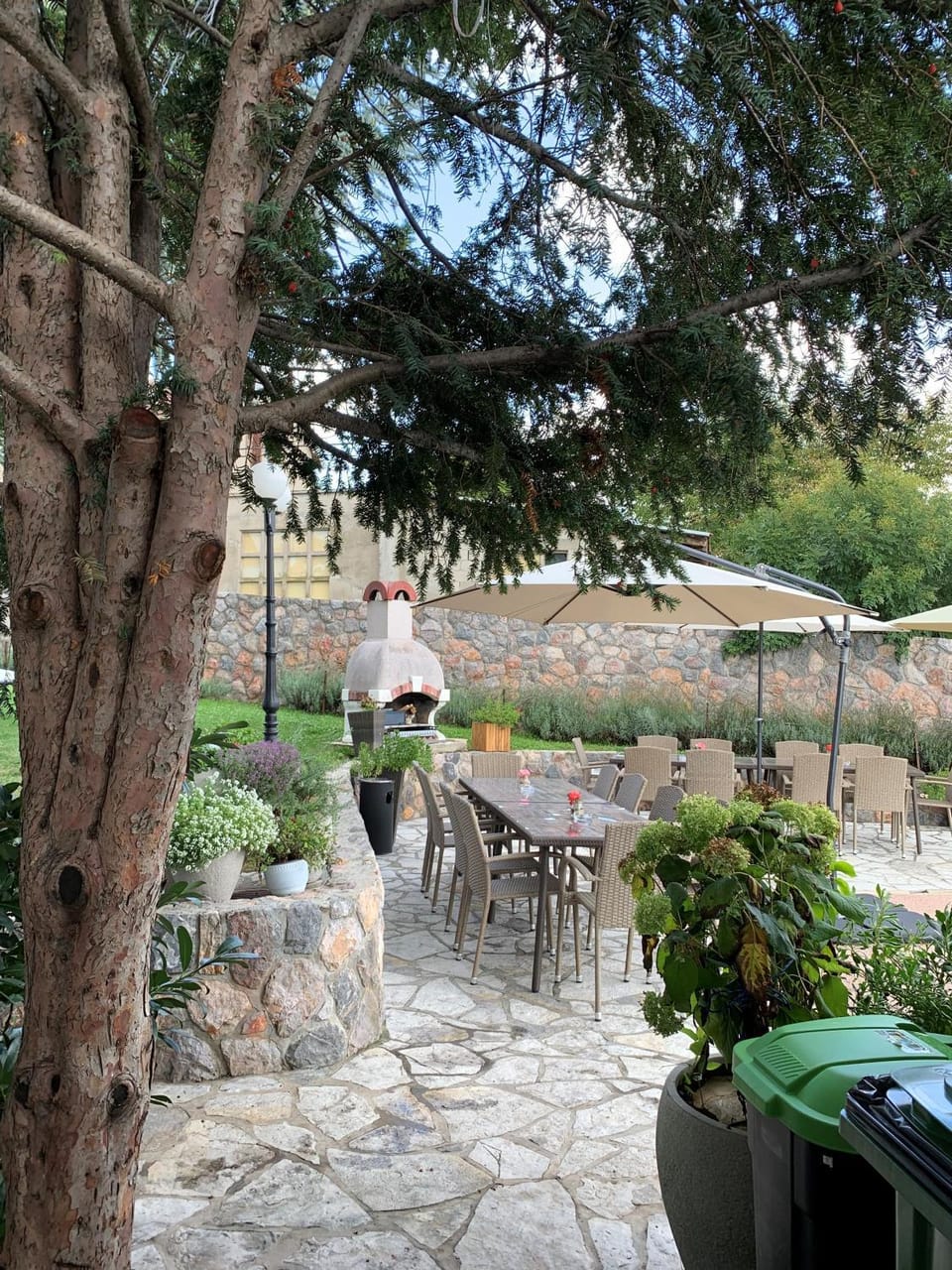 Spring, Day, People, BBQ facilities, Garden, Garden, Dining area, Guests, Garden view, group of guests