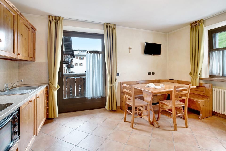 Property building, Kitchen or kitchenette, Living room