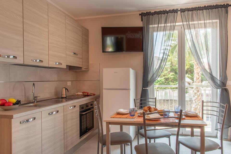 Property building, Kitchen or kitchenette, Living room