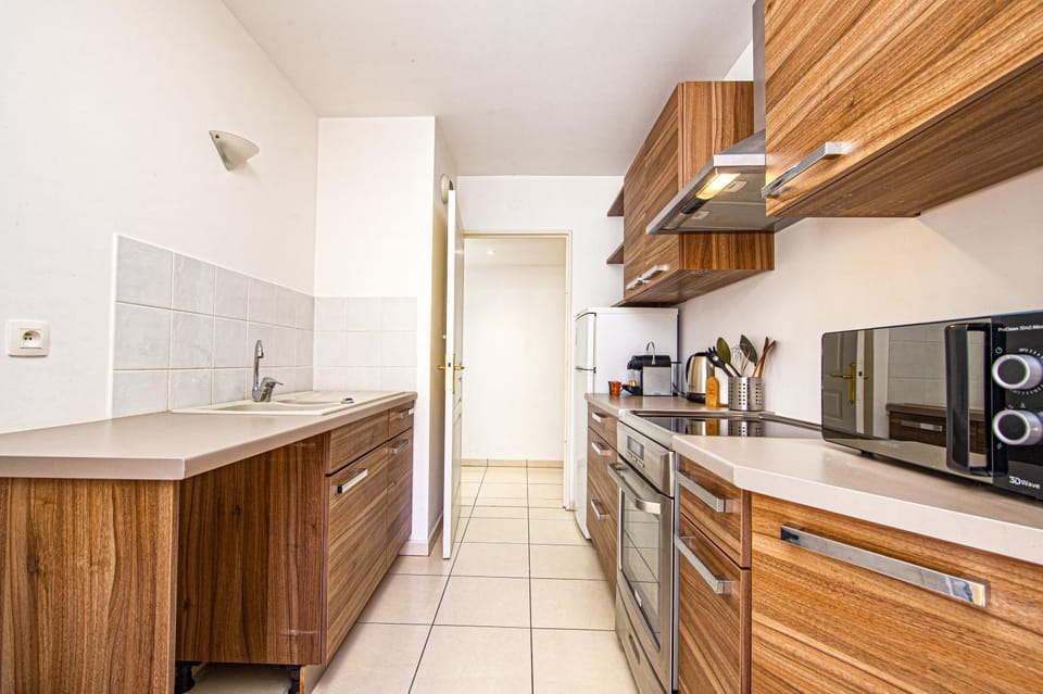 Coffee/tea facilities, Kitchen or kitchenette, oven, stove, toaster