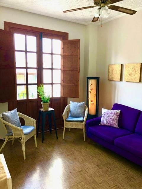 Living room, Seating area, fireplace, hair dresser
