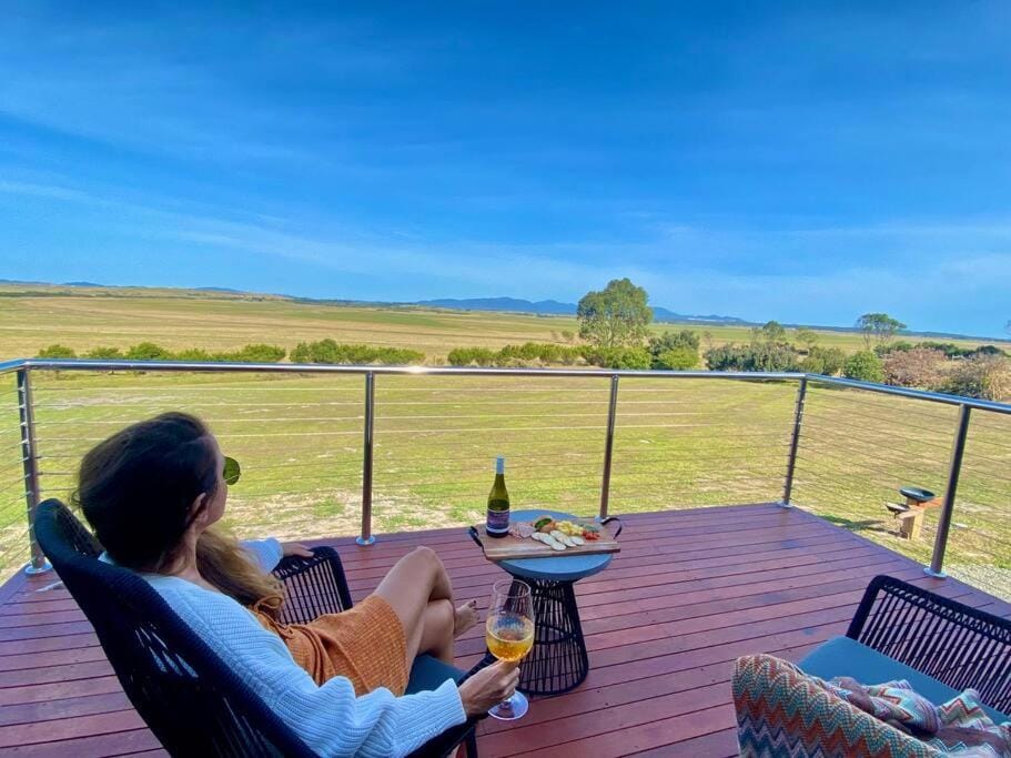 Patio, Day, People, Natural landscape, View (from property/room), Balcony/Terrace, Seating area, Dining area, Mountain view, Alcoholic drinks