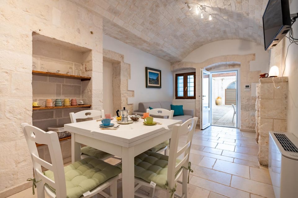 Property building, Kitchen or kitchenette, Living room