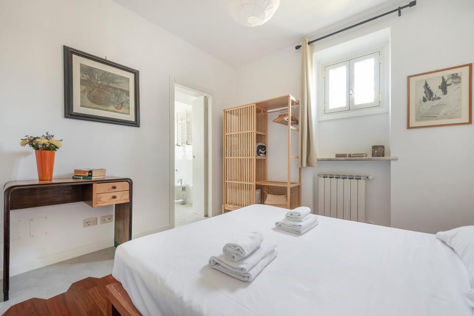 Bedroom, towels, wardrobe