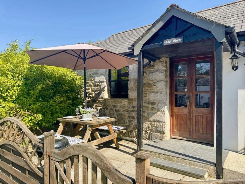 Property building, Patio, Day, Dining area