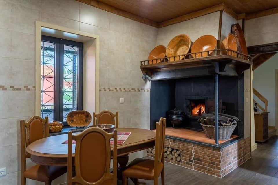 Kitchen or kitchenette, Dining area, flat iron