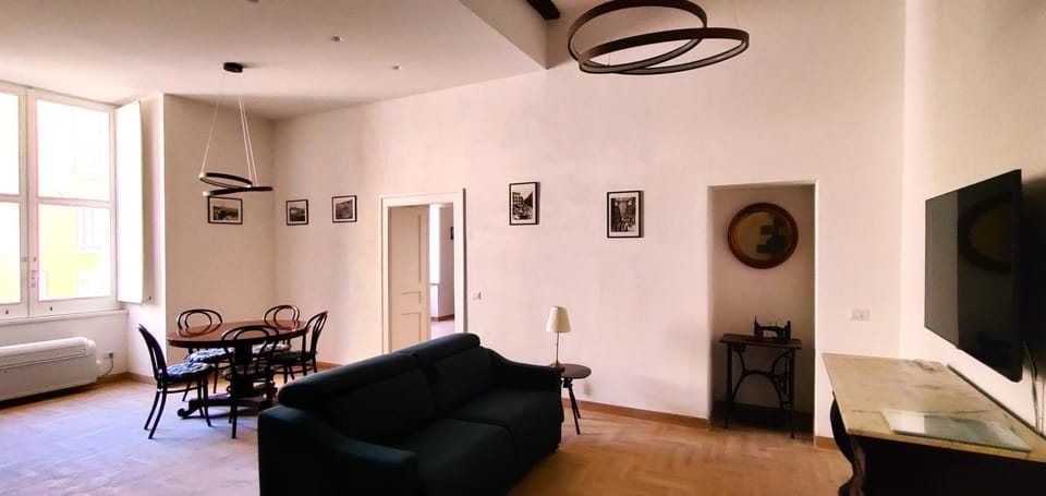 TV and multimedia, Living room, Photo of the whole room, Seating area, Dining area, Evening entertainment