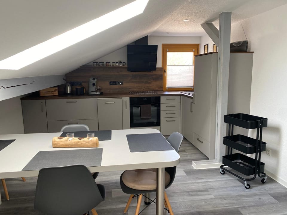 Kitchen or kitchenette, Dining area