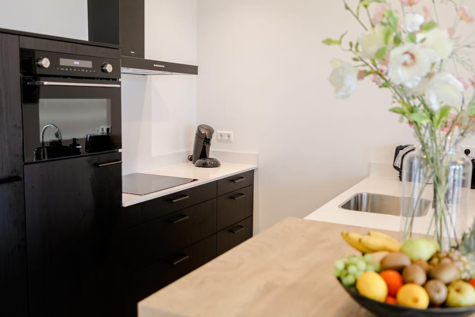 Kitchen or kitchenette, minibar, stove