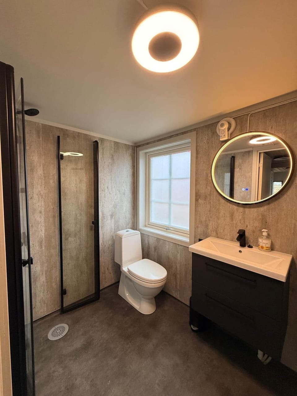Toilet, towels