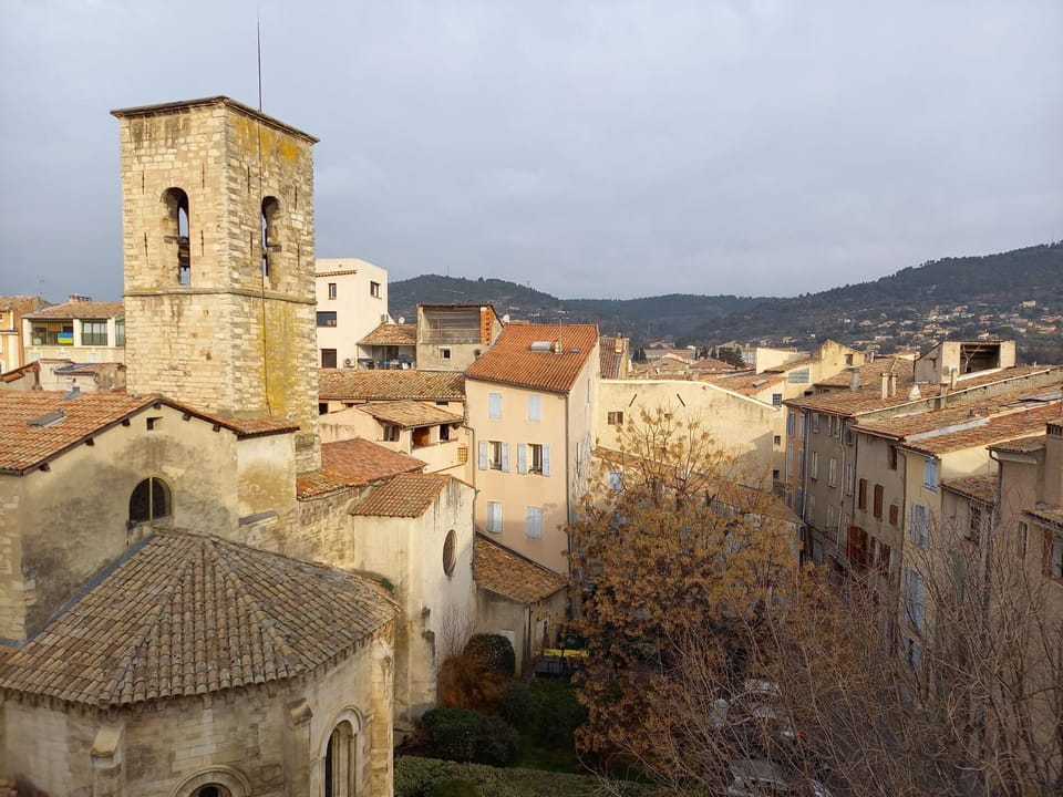Appartement deux chambres centre historique avec ascenseur et garage Apartment in Manosque