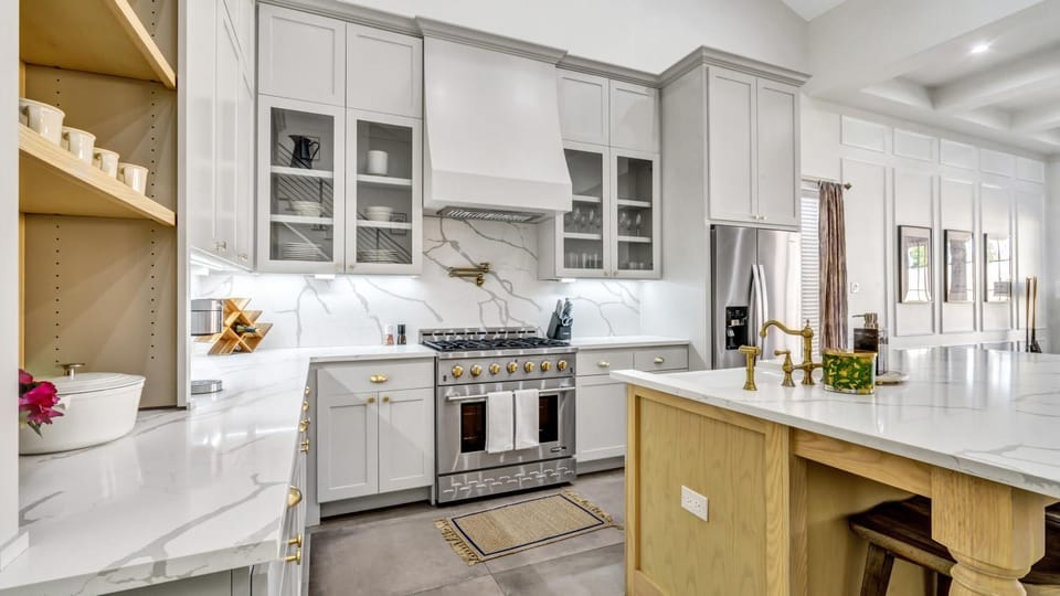 Kitchen or kitchenette, pet friendly, stove