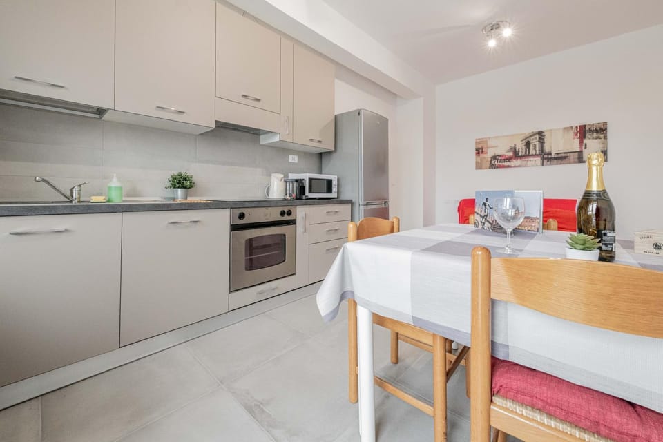 Kitchen or kitchenette, Dining area, minibar, pet friendly, stove