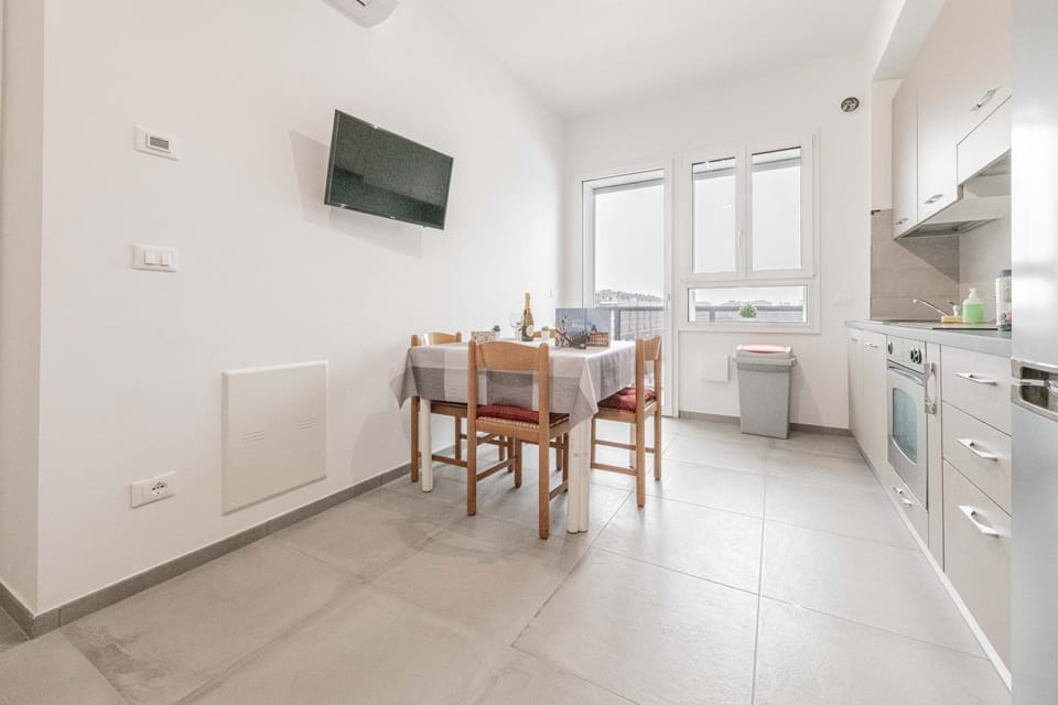 TV and multimedia, Kitchen or kitchenette, Dining area, stove