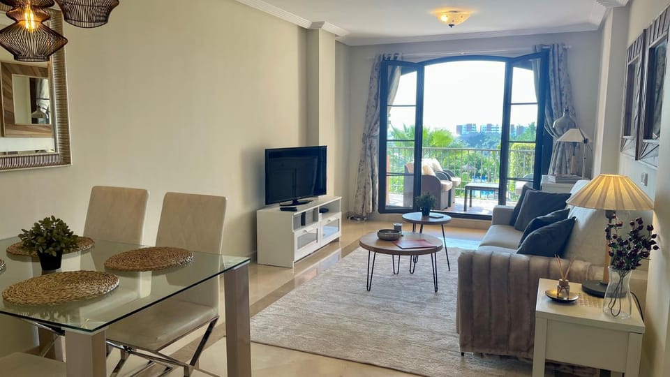 TV and multimedia, Living room, Seating area, Dining area