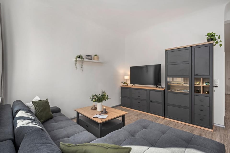 Communal lounge/ TV room, TV and multimedia, Living room, Seating area, Evening entertainment