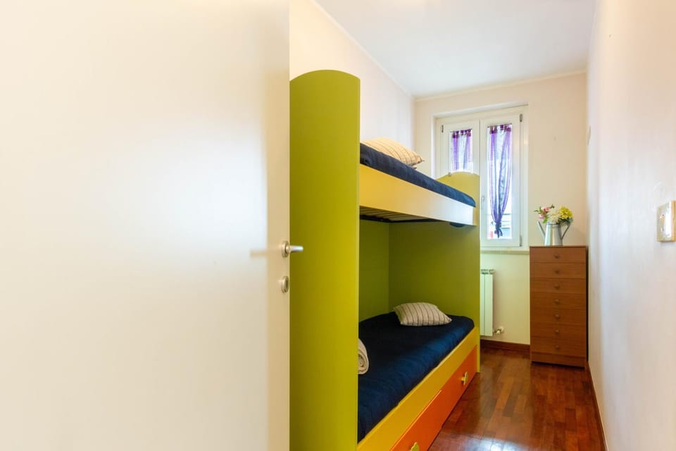 Bedroom, bunk bed
