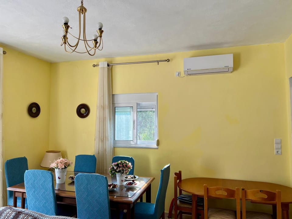 Living room, Seating area, Dining area, air conditioner